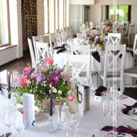 Dekoracja stołów weselnych – odcienie fioletu z akcentem różu – Bagatelka