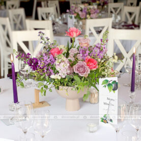 Piękne kwiatowe aranżacje na stole weselnym w Bagatelce