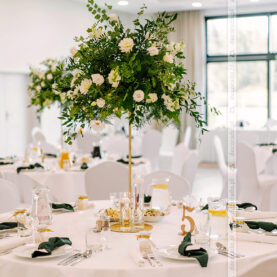 Zieleń natury w dekoracji stołu weselnego – Hotel Amarylis