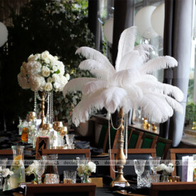 Strusie pióra i kwiaty z dodatkiem złota, pereł i kryształów – dekoracja w stylu Wielki Gatsby – Restauracja Oaza