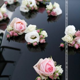 Dekoracja samochodu na ślub – biel i róż