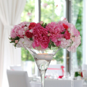 Kwiaty w odcieniach różu – dekoracja ślubna sali weselnej w Novel House