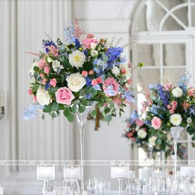 Przestrzenne kompozycje kwiatowe – dekoracja ślubna sali w pastelach