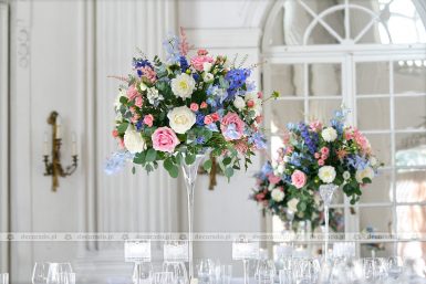 Przestrzenne kompozycje kwiatowe – dekoracja ślubna sali w pastelach
