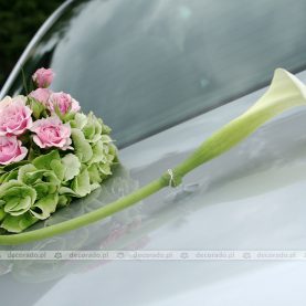 Ślubna dekoracja samochodu – róż i zieleń