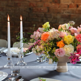 Naturalne kwiaty, ceramika, szkło i świece – dekoracja stołów weselnych w Spocie