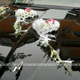 Dekoracja samochodu na ślub – kwiatowe serca