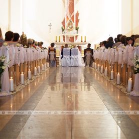 Dekoracja kościoła – kwiaty, świece, tiul