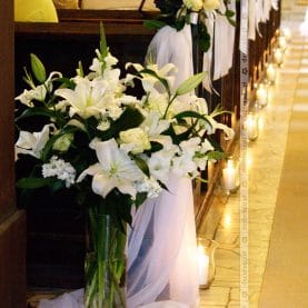 Eleganckie bukiety kwiatów – wystrój kościoła św. Andrzeja w Komornikach
