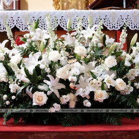 Kompozycja kwiatowa na ołtarzu – Kościół na Morasku