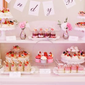Aranżacja słodkiego stołu – dekoracja ślubna sali weselnej