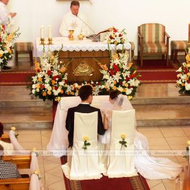 Kwiatowa dekoracja ślubna kościoła w żywych barwach