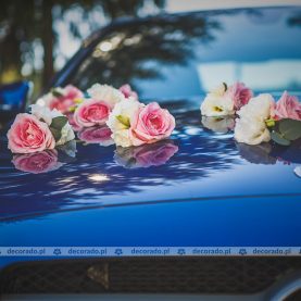 Dekoracja ślubna auta – róż i biel