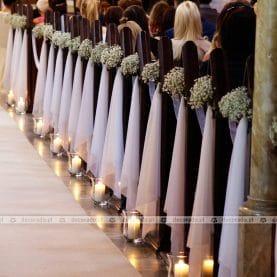 Romantyczne lampiony, zwiewne tkaniny, delikatna gipsówka – dekoracja kościoła w Barlinku
