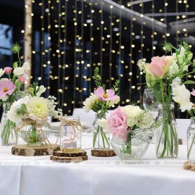 Dekoracja stołu prezydialnego – słoiczki, plastry drewna, kwiaty, świece – Hotel Barczyzna w Nekli