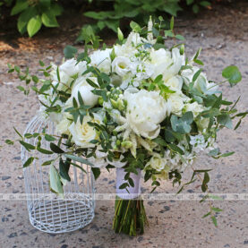 Wiązanka ślubna – biel kwiatów i zieleń liści