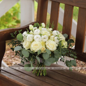 Bukiet ślubny z eleganckich białych kwiatów w kryzie z liści