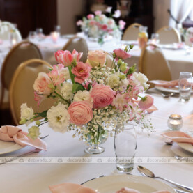 Delikatna dekoracja stołu – biel i róż – Pałac Wąsowo