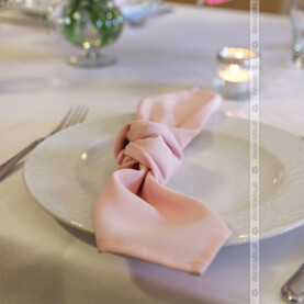 Eleganckie dodatki w różu – stylowa dekoracja stołu w Pałacu Wąsowo
