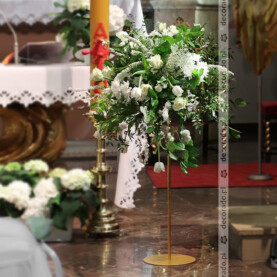 Kompozycja kwiatowa na stojaku – dekoracja ołtarza – Kościół w Głuszynie