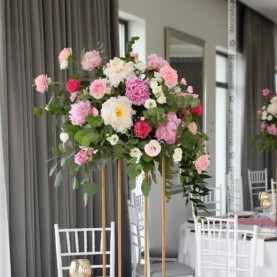 Kwiaty w odcieniach różu – dekoracja ślubna w Polana Wedding