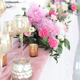 Złote dodatki oraz kwiaty i delikatne bieżniki w odcieniach różu – wystrój sali – Polana Wedding
