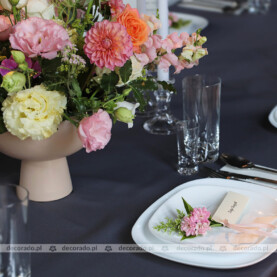 Kwiatowe dodatki w dekoracji stołu – Restauracja Spot