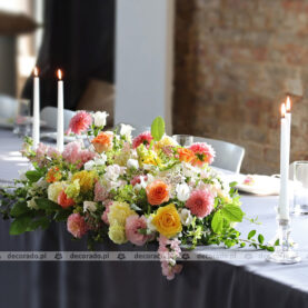 Dekoracja stołu prezydialnego – piękno kwiatów – Spot