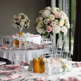 Dekoracja stołów w  Herbarium Hotel&Spa – przepych kwiatów i świec – biel z akcentami różu