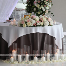 Dekoracja stołu pary młodej – kwiaty, lampiony i kwiatowe koło –  Herbarium Hotel&Spa
