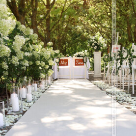 Dekoracje ślubne jako dodatek do naturalnej alejki drzew i hortensji – Herbarium Hotel&Spa