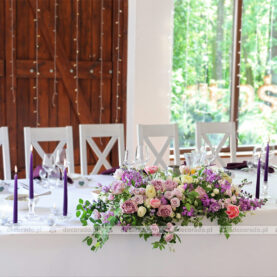 Kompozycja kwiatowa w naturalnym stylu – kwiaty na stole pary młodej – Bagatelka
