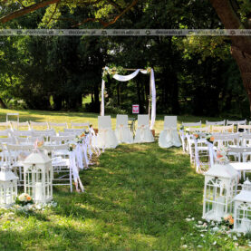 Ślub w cieniu drzew – dekoracja ślubna ceremonii ślubnej – Pałac Wąsowo