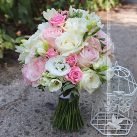 Wiązanka ślubne  – eleganckie róże z dodatkiem delikatnej frezji