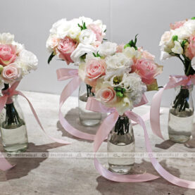 Bukiety kwiatów dla druhen – biel i róż