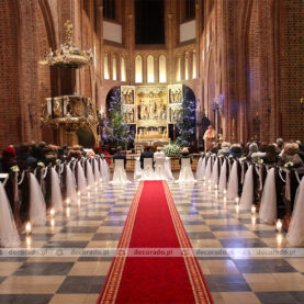 Elegancka dekoracja ławek – kwiaty, tiul, lampiony – Katedra Poznańska
