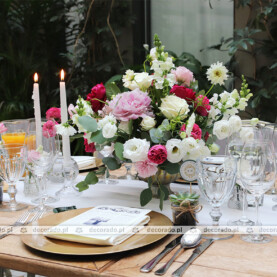 Biel, róż i malina z delikatnym dodatkiem zieleni – dekoracja ślubna w Restauracji Bazar