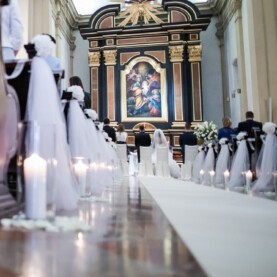 Eleganckie hortensje – ślubna dekoracja ławek – Bazylika św. Józefa w Poznaniu