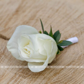 Klasyczna butonierka – biała róża