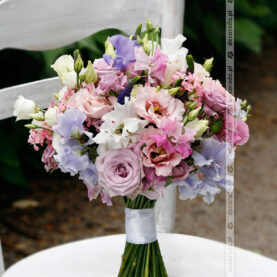 Delikatne kwiaty w bukiecie ślubnym