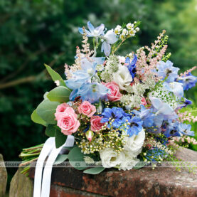 Błękit i róż w bukiecie ślubnym