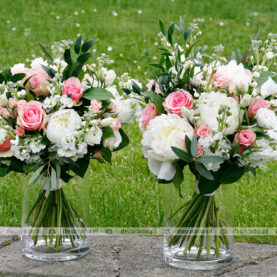Bukiety kwiatów – biel i pastelowy róż