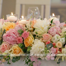 Romantyczna kompozycja kwiatowa na stół prezydialny – Biały Dom Henlex