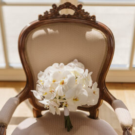 Romantycznie i elegancko – bukiet ślubny z delikatnych storczyków – fot. Natalia Sobotka