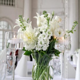 Bukiety białych kwiatów – dekoracja sali balowej Pałacu w Rydzynie