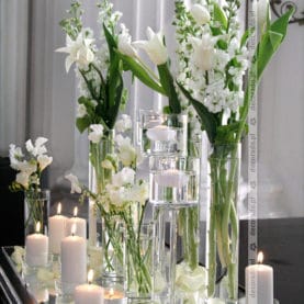 Kwiaty, szkło, świece – dekoracja na fortepianie