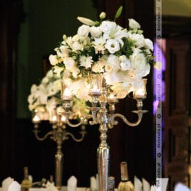 Białe eleganckie kwiaty na wysokich kandelabrach – dekoracja ślubna Pałacu Wąsowo