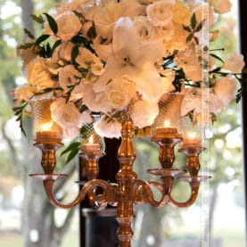 Eleganckie kwiaty w świetle świec – Pałac Wąsowo
