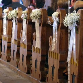 Kwiaty na ławkach – dekoracja ślubna kościoła w Bukowcu