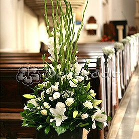 Elegancja białych kwiatów – kościół Matki Boskiej Bolesnej